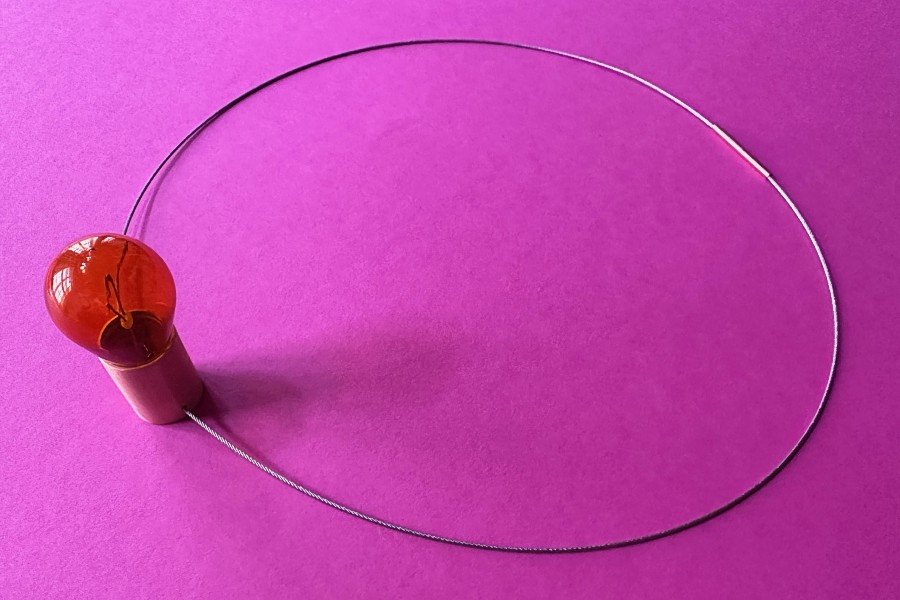 Kette mit Glühbirne, Kupfer, Stahlseil