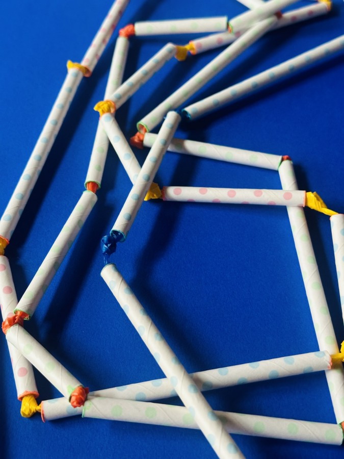 Kette aus Trinkhalmen